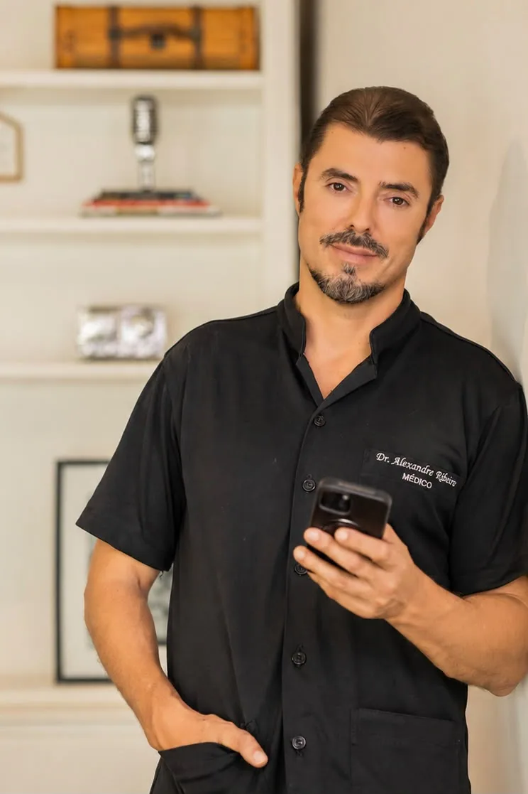 Dr. Alexandre Ribeiro de Castro em consultório